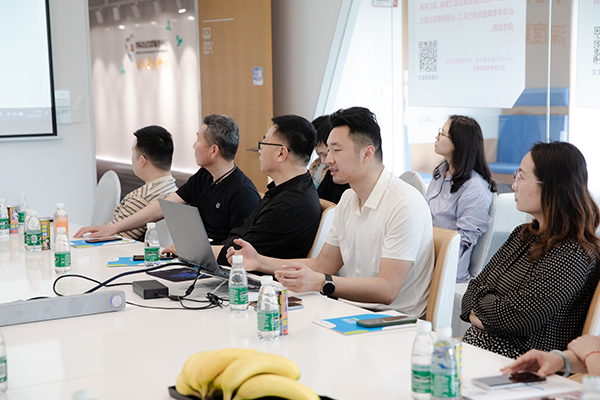 大家一起针对学习桌开会