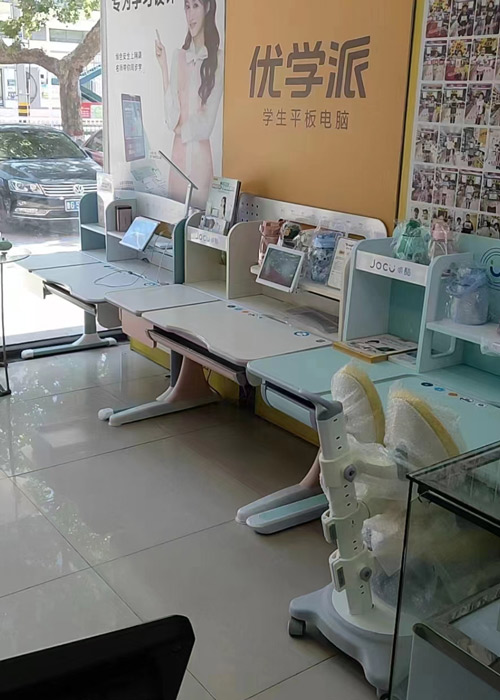 门店内的学习桌展示